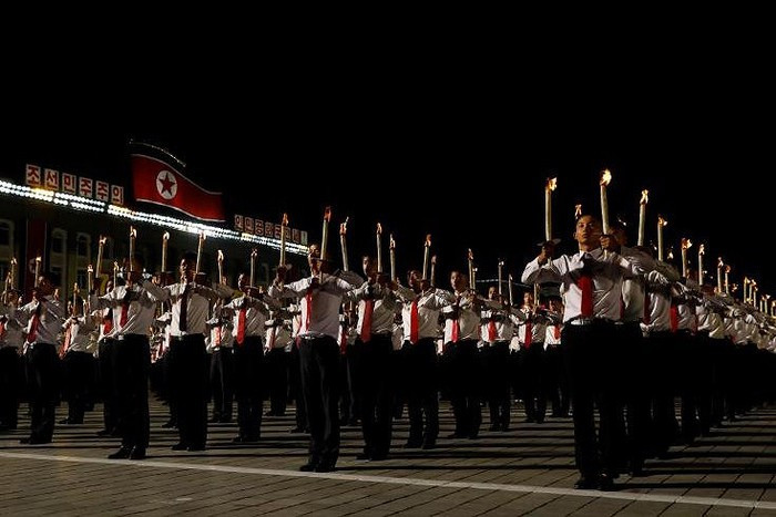 Hình quốc kỳ Triều Tiên ở phía tòa nhà cạnh quảng trường.