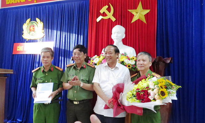 Chủ tịch UBND tỉnh Quảng Nam Đinh Văn Thu khen và thưởng nóng 50 triệu đồng, động viên toàn bộ lực lượng tham gia phá chuyên án đánh bạc quy mô lớn Ảnh: HỮU TRÀ