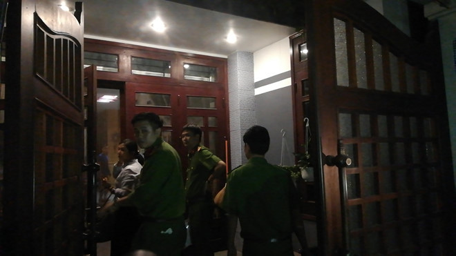 Cảnh sát khám nhà ông Bằng tối 18/9. Ảnh: Tiến Đạt.