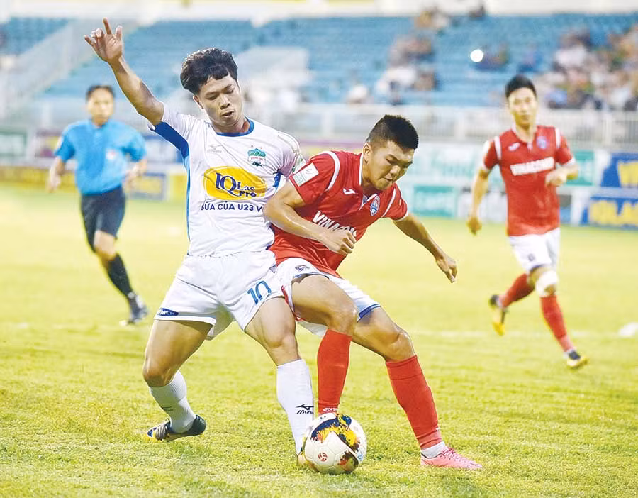  Tiền đạo Công Phượng (áo trắng) của HA.GL. Ảnh: Minh Vỹ