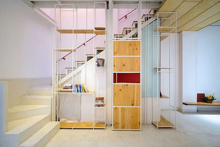 Kệ sách bố trí ôm theo cầu thang thuận tiện trong việc sử dụng hàng ngày.