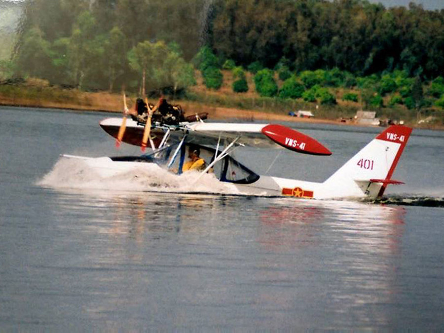 Máy bay VNS-41 do phi công Nguyễn Duy Lê điều khiển trên hồ Trị An TƯ LIỆU