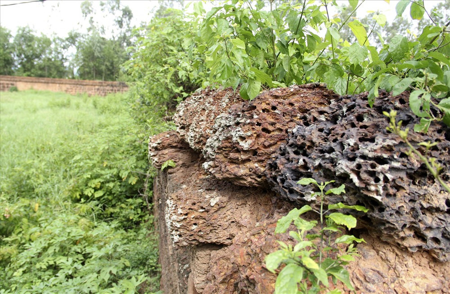 Ngày nay, nhiều đoạn gạch đá trong thành Hoàng Đế bị vỡ vụn, hoang phế. Ngày nay, nhiều đoạn gạch đá trong thành Hoàng Đế bị vỡ vụn, hoang phế.