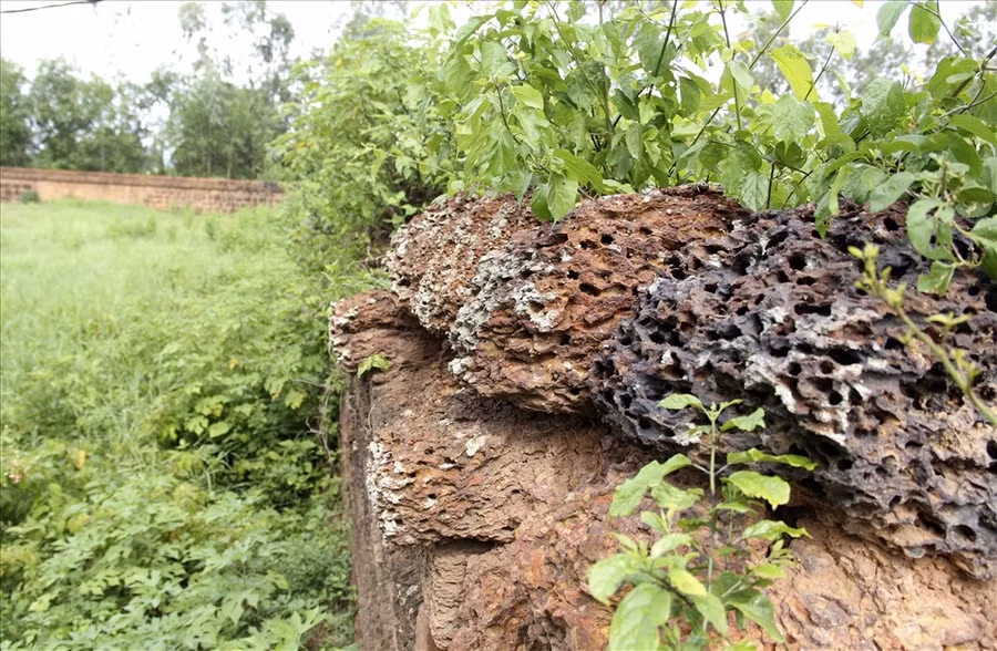  Ngày nay, nhiều đoạn gạch đá trong thành Hoàng Đế bị vỡ vụn, hoang phế.