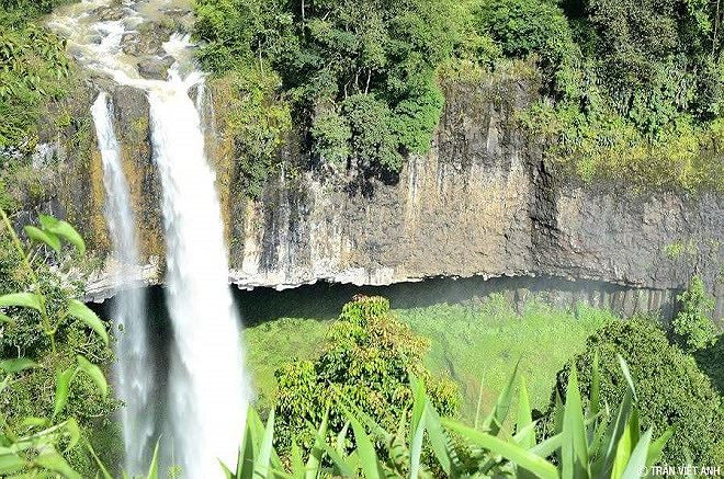 Một ngọn thác đẹp trong núi Tà Đùng