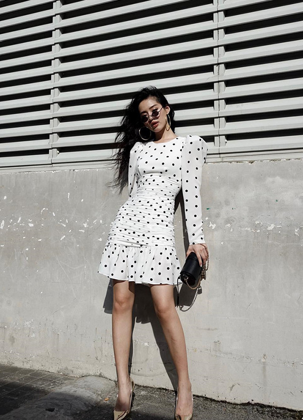  Trang phục vai bồng của Khánh Linh The Face phù hợp với các bạn gái có vóc dáng nhỏ nhắn.