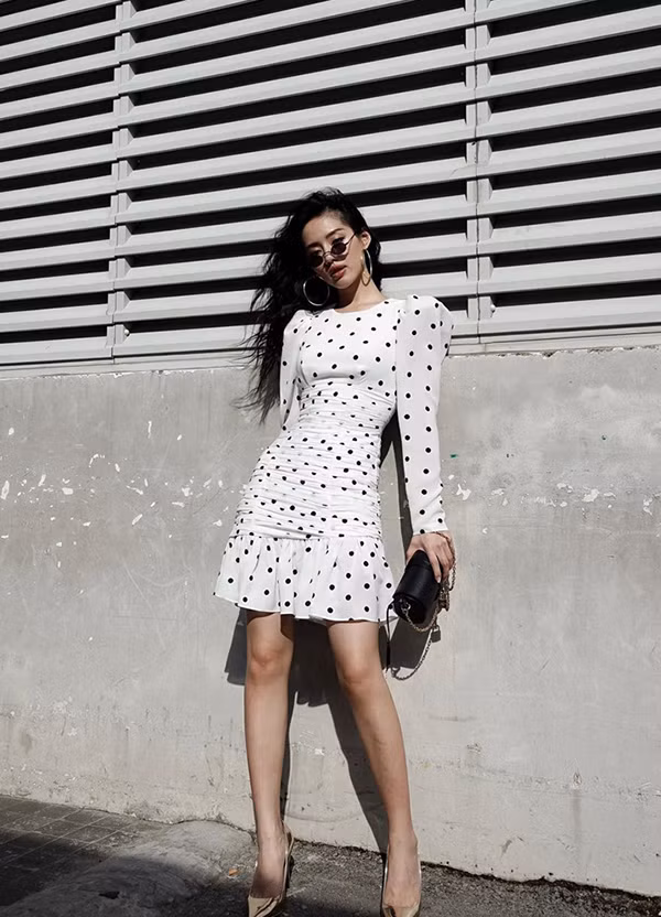  Trang phục vai bồng của Khánh Linh The Face phù hợp với các bạn gái có vóc dáng nhỏ nhắn.