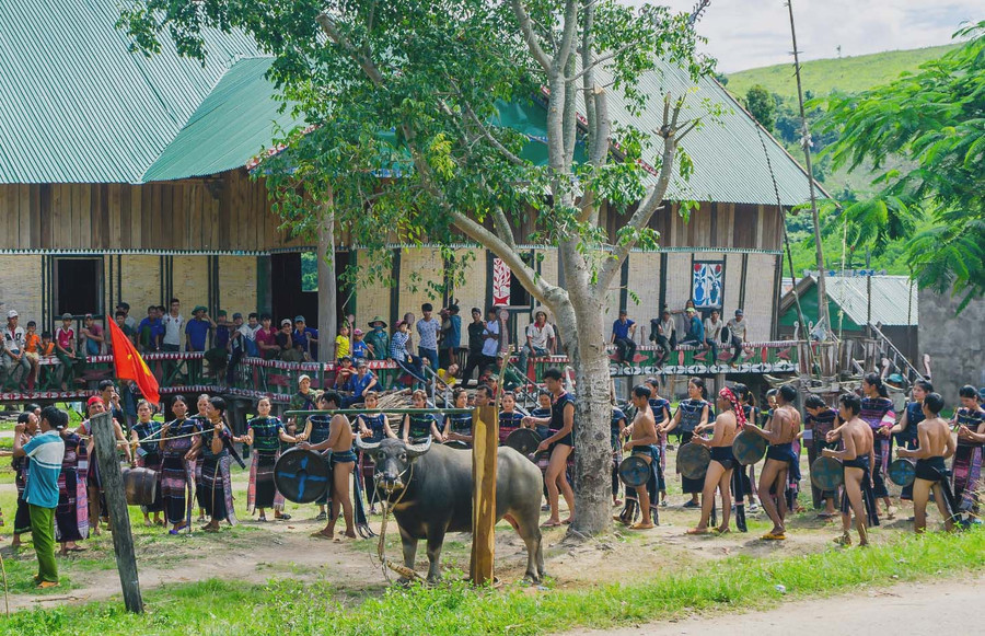 Lễ hội góp phần gìn giữ bản sắc văn hóa của người làng Prăng. Ảnh: Văn Ngọc Lễ hội góp phần gìn giữ bản sắc văn hóa của người làng Prăng. Ảnh: Văn Ngọc