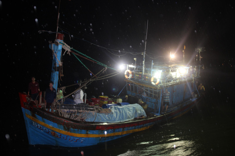 10 ngư dân được tàu bạn đưa về bờ, nhưng toàn bộ tài sản con tàu trị giá 1 tỷ bị sóng nhấn chìm