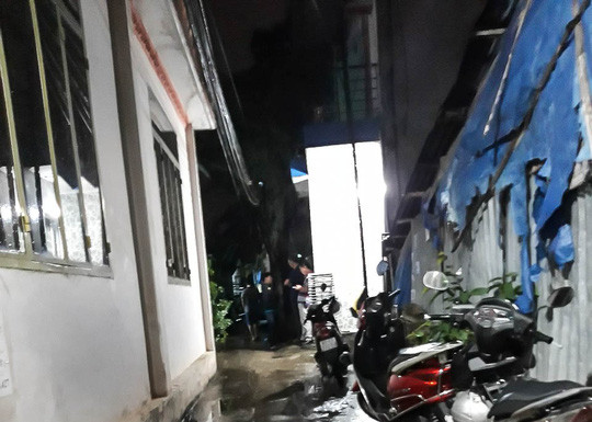  Nhiều người dân tập trung quanh nhà xem khám nghiệm hiện trường