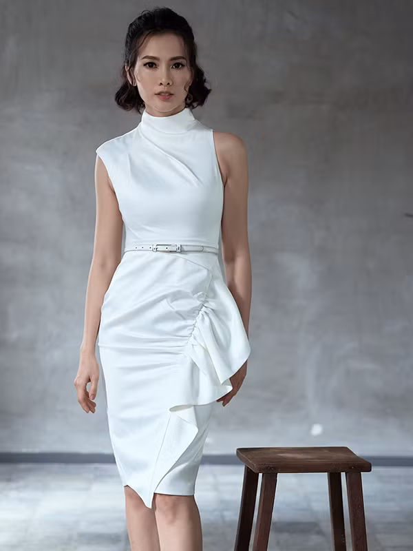  Hình ảnh con sóng được hình tượng hóa qua chi tiết bèo nhún, nhấn eo, tạo khối uyển chuyển trên thân váy.