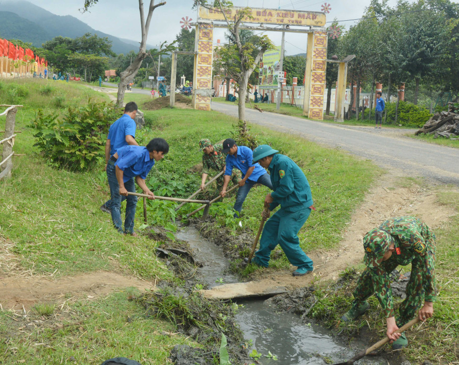  Cán bộ, chiến sĩ tham gia khơi thông mương thoát nước. Ảnh: Anh Huy 