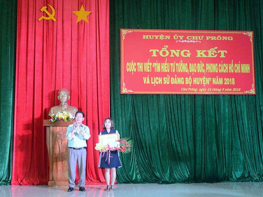  Bí thư Huyện ủy Chư Prông trao giải nhất cho thí sinh. Ảnh: Vĩnh Hoàng