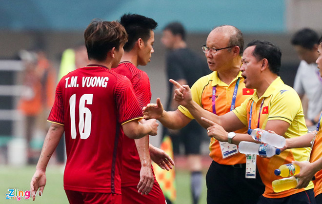 Trợ lý ngôn ngữ Lê Huy Khoa (ngoài cùng, phải) tuyên bố không tiếp tục làm việc với VFF sau những chỉ trích. Ảnh: Việt Hùng.