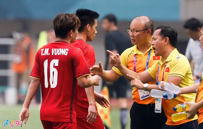 Trợ lý ngôn ngữ Lê Huy Khoa (ngoài cùng, phải) tuyên bố không tiếp tục làm việc với VFF sau những chỉ trích. Ảnh: Việt Hùng.