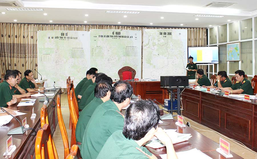 Giới thiệu hình thái địch-ta trong luyện tập chỉ huy tham mưu chiến dịch qua hệ thống bản đồ. Ảnh: Vũ Duy Hiền Giới thiệu hình thái địch-ta trong luyện tập chỉ huy tham mưu chiến dịch qua hệ thống bản đồ. Ảnh: Vũ Duy Hiền