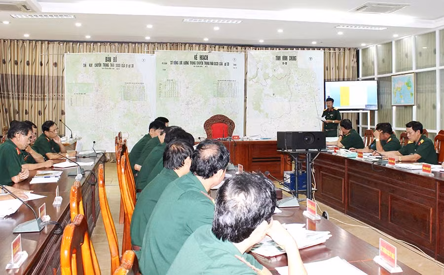 Giới thiệu hình thái địch-ta trong luyện tập chỉ huy tham mưu chiến dịch qua hệ thống bản đồ. Ảnh: Vũ Duy Hiền