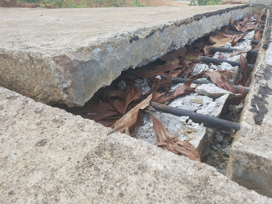 Mặt đường bằng bê tông cốt thép bị xé toang