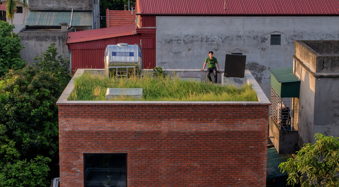  Tổng chi phí để hoàn thiện ngôi nhà là 350 triệu. Trên mái nhà có lớp đất dành cho nông nghiệp. Hệ thống thu gom và tận dụng nước mưa cũng như tái sử dụng nước sinh hoạt được đặc biệt chú trọng.