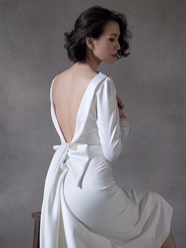  Váy thắt nơ với chi tiết khoét lưng sắc nét, tôn nét yêu kiều cho bạn gái trong các buổi dạ tiệc mùa thu.