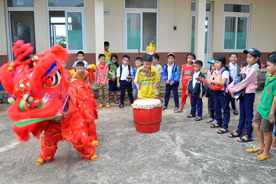  Các em thiếu nhi Làng trẻ em SOS Pleiku tập múa lân để biểu diễn trong ngày Tết Trung thu. Ảnh: H.T