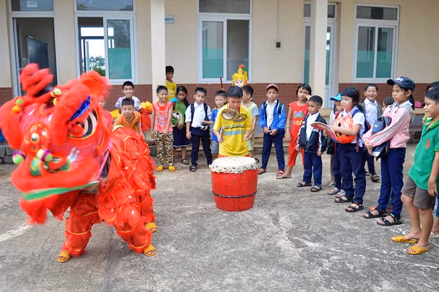  Các em thiếu nhi Làng trẻ em SOS Pleiku tập múa lân để biểu diễn trong ngày Tết Trung thu. Ảnh: H.T