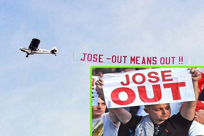 CĐV M.U thất vọng với HLV Jose Mourinho.