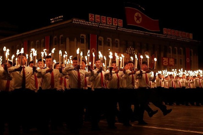 Pháo hoa nổ sáng rực trên bầu trời đêm.