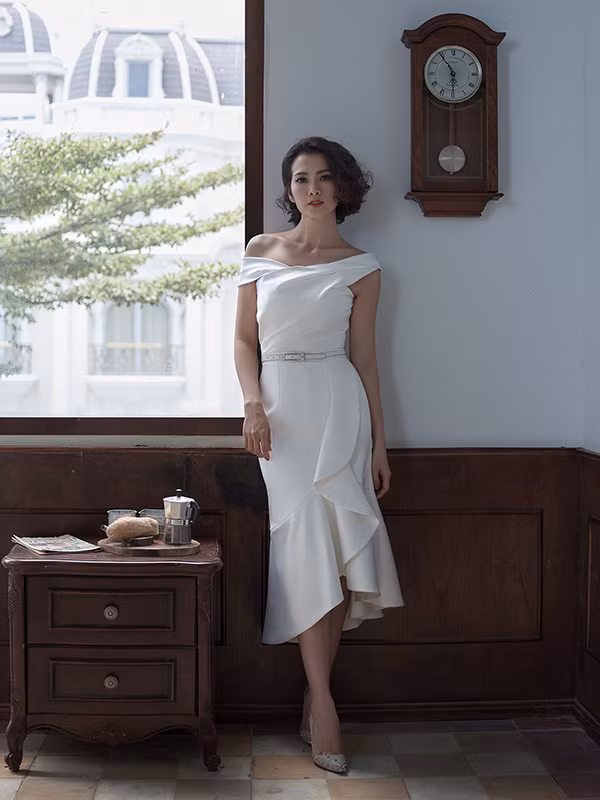 Hòa cùng xu hướng váy bất đối xứng thịnh hành ở mùa thời trang 2018, nhà mốt Việt có những sáng tạo riêng để tạo nên điểm độc đáo cho trang phục.