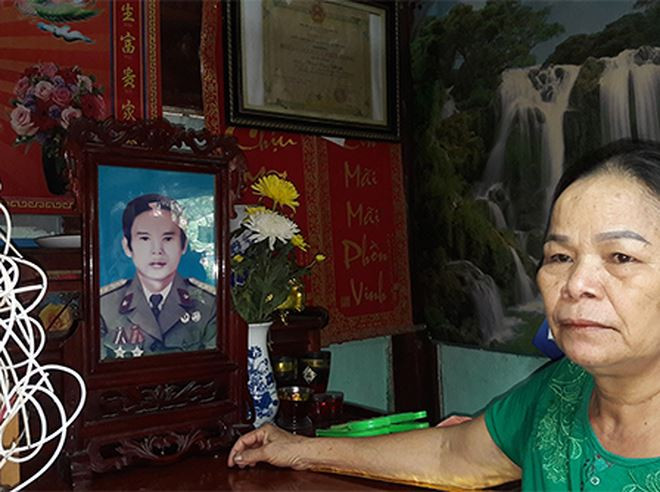 Bà Hợp lập bàn thờ thờ chồng là liệt sỹ 26 năm nay và thủ tiết thờ chồng