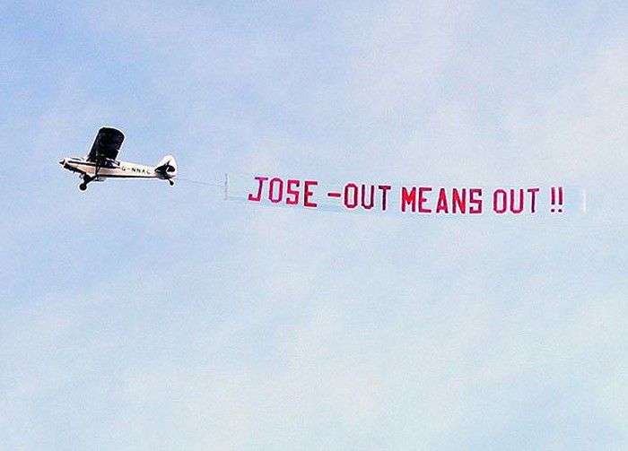 CĐV M.U thuê máy bay đòi sai thải Mourinho.