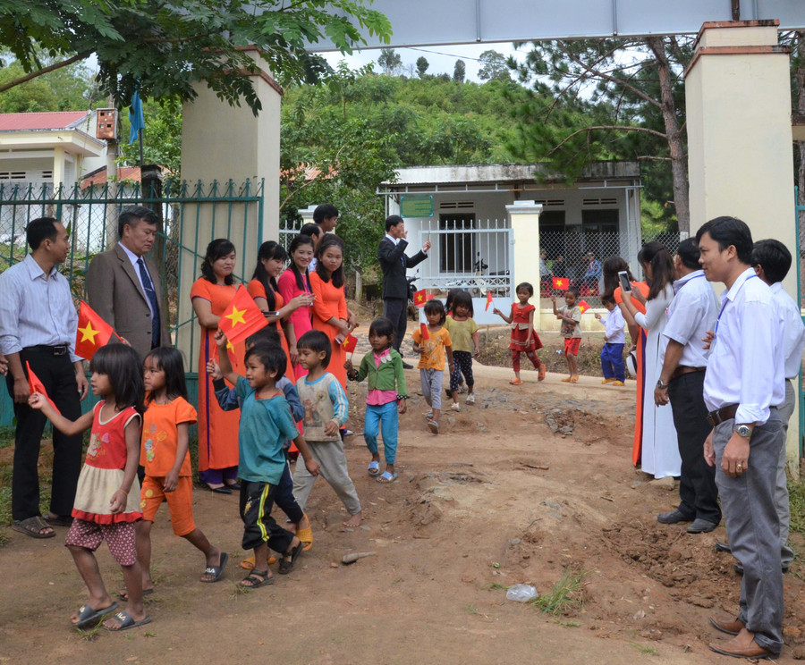  Các đại biểu và thầy cô trường Phổ thông dân tộc bán trú Tiểu học Hà Đông đón học sinh lớp 1 vào trường. Ảnh: Phương Linh