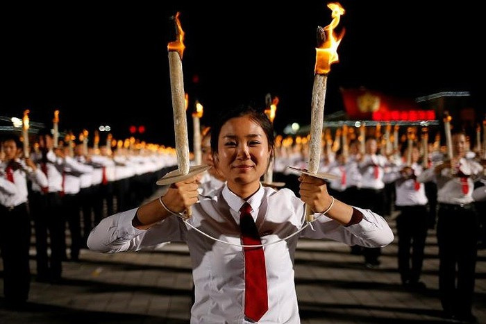 Một cô gái Triều Tiên trẻ với 2 ngọn đuốc trên tay.