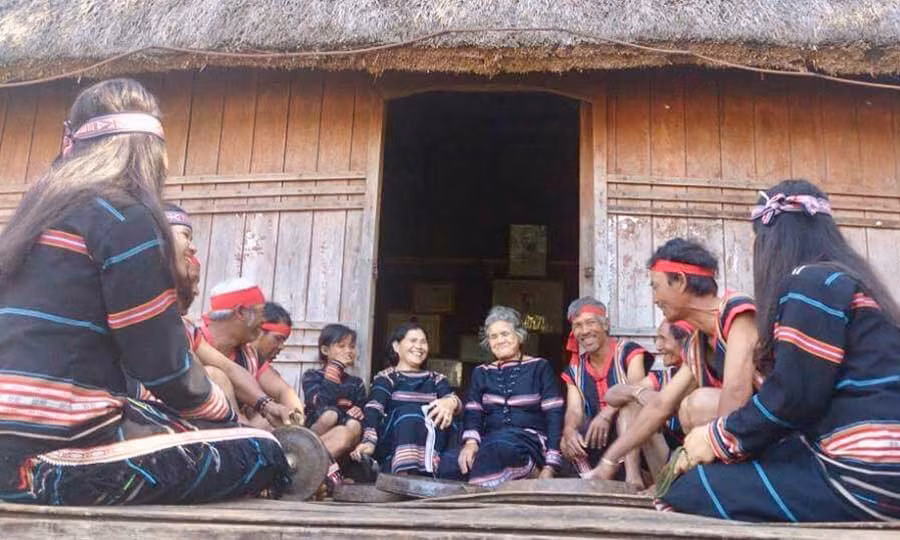 Dân làng sinh hoạt văn hóa cộng đồng tại nhà Rông làng ỐpẢnh: Trà My