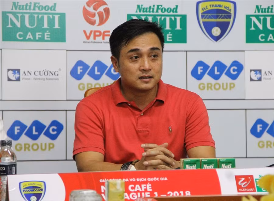 HLV Đức Thắng có những chỉ trích công tác trọng tài ở vòng 22 V.League. Ảnh: VPF