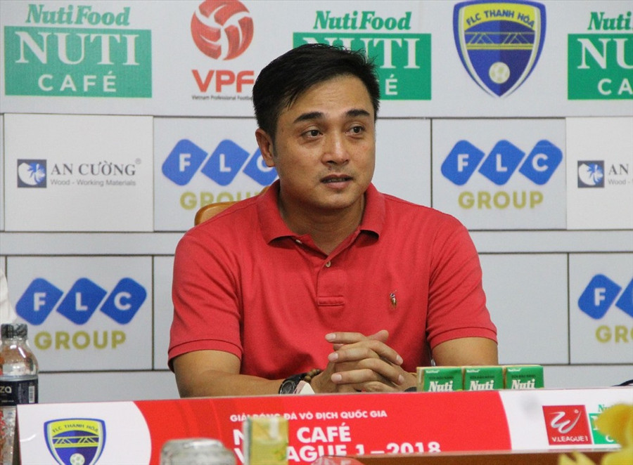 HLV Đức Thắng có những chỉ trích công tác trọng tài ở vòng 22 V.League. Ảnh: VPF