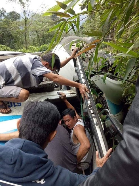 Tài xế Nguyễn Văn Dương được giải thoát ra ngoài và đưa đi cấp cứu.