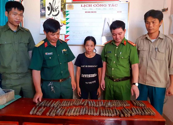 Chị Tâm giao nộp số đạn 12 ly 7 cho cơ quan chức năng Chị Tâm giao nộp số đạn 12 ly 7 cho cơ quan chức năng