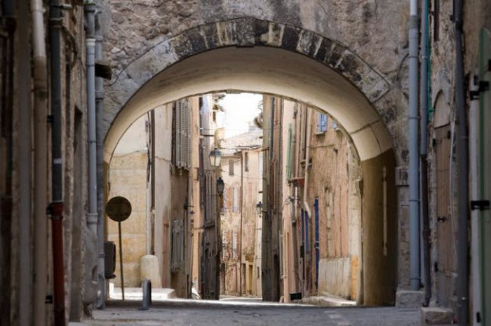 Aups, Pháp: Nằm dưới chân núi Alps, thị trấn Aups là thủ đô nấm đen của vùng Provence. Từ cuối tháng 11 đến tháng 2, phiên chợ nấm đen được mở tại đây vào thứ Năm hằng tuần.