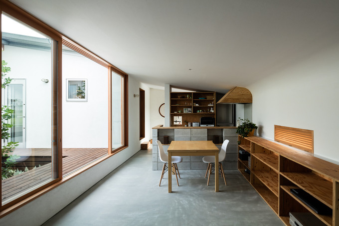 Nội thất trong nhà đơn giản, chủ yếu là tông màu nâu vàng của đồ gỗ và trắng xám của sơn tường, gạch lát và các món đồ khác.