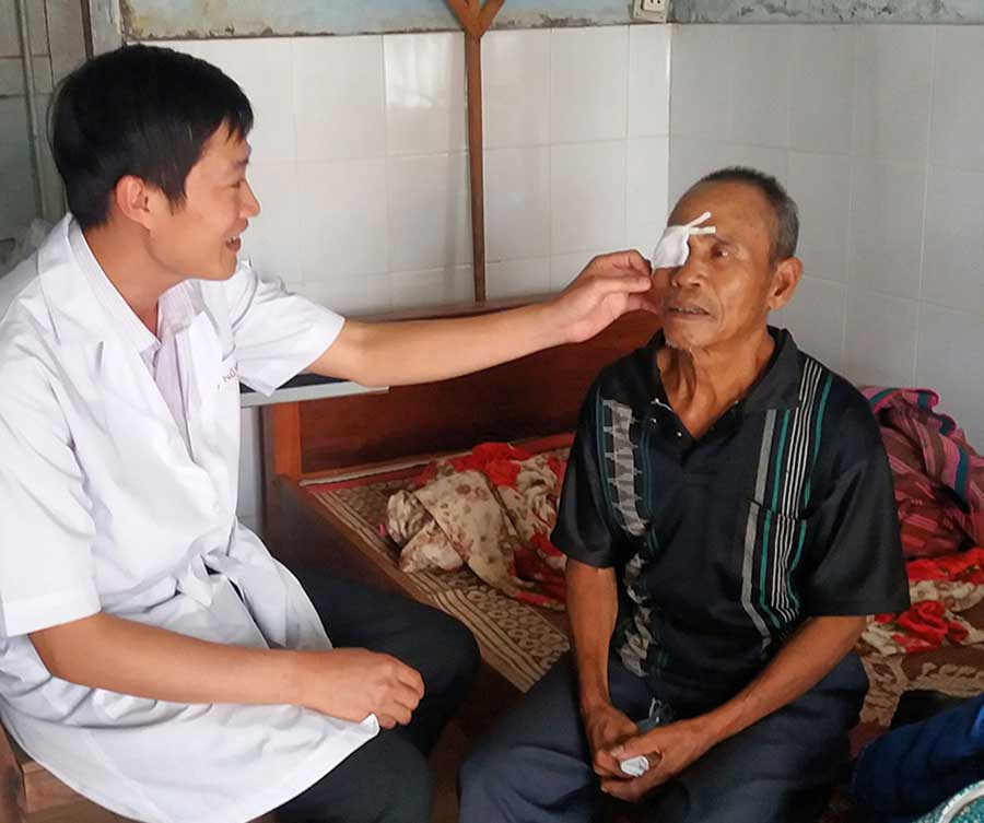  Chăm sóc bệnh nhân sau mổ thay thủy tinh thể tại Trung tâm Phòng-chống Bệnh xã hội tỉnh. Ảnh: Như Nguyện