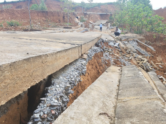 Khoảng 100m mặt đường bị hư hỏng