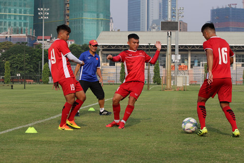  Các cầu thủ U.19 Việt Nam tích cực tập luyện chuẩn bị cho giải tứ hùng quan trọng tại Qatar với các đối thủ đẳng cấp như Uruguay, Bờ Biển Ngà, Qatar (ảnh: Đoàn Nhật)