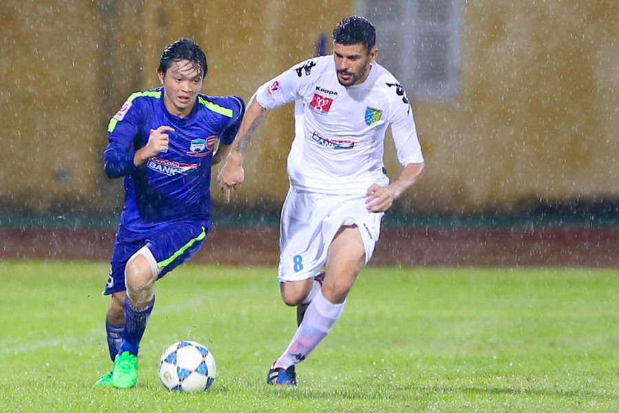 Tuấn Anh (áo xanh) và đồng đội chưa từng thi đấu ở hệ thống giải trẻ quốc gia. Ảnh: Minh Chiến.