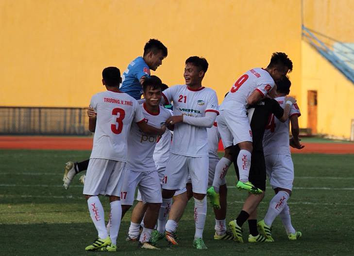 Niềm vui thăng hạng của các cầu thủ Viettel sau chiến thắng 2-0 trước Bình Phước chiều nay. Ảnh: I.T Niềm vui thăng hạng của các cầu thủ Viettel sau chiến thắng 2-0 trước Bình Phước chiều nay. Ảnh: I.T