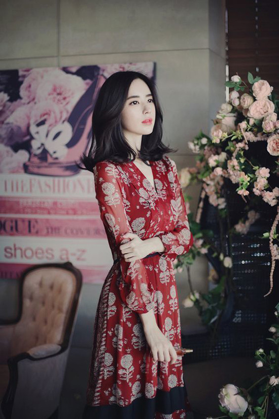  Lụa, chiffon, voan lụa mềm vẫn là các chất liệu được ưu tiên hàng đầu trong việc sản xuất các mẫu váy ứng dụng phù hợp với không khí ngày thu.