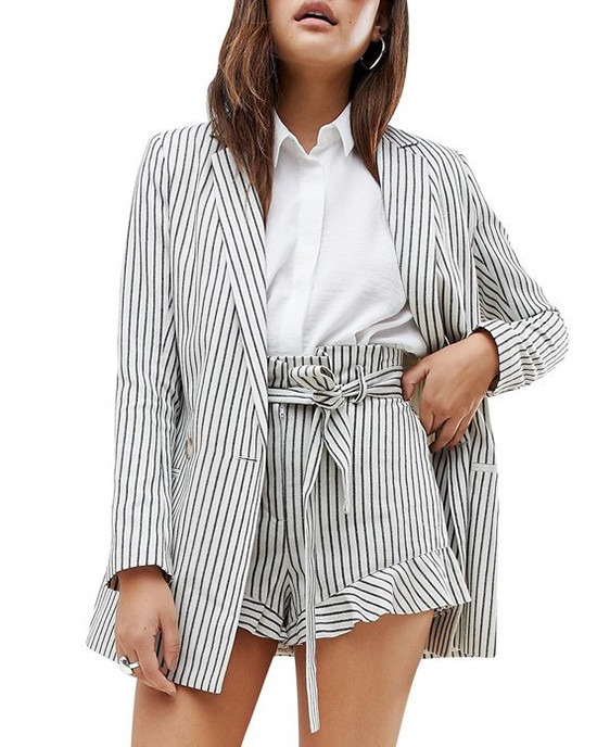 Những bộ suit kết hợp giữa blazer và quần short được ra đời giữa không khí giao thời của mùa xuân hè và thu đông. Những bộ suit kết hợp giữa blazer và quần short được ra đời giữa không khí giao thời của mùa xuân hè và thu đông.