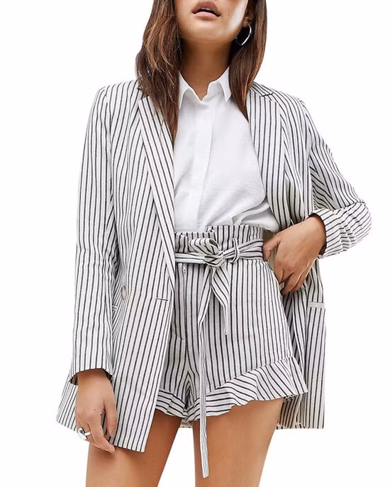 Những bộ suit kết hợp giữa blazer và quần short được ra đời giữa không khí giao thời của mùa xuân hè và thu đông.