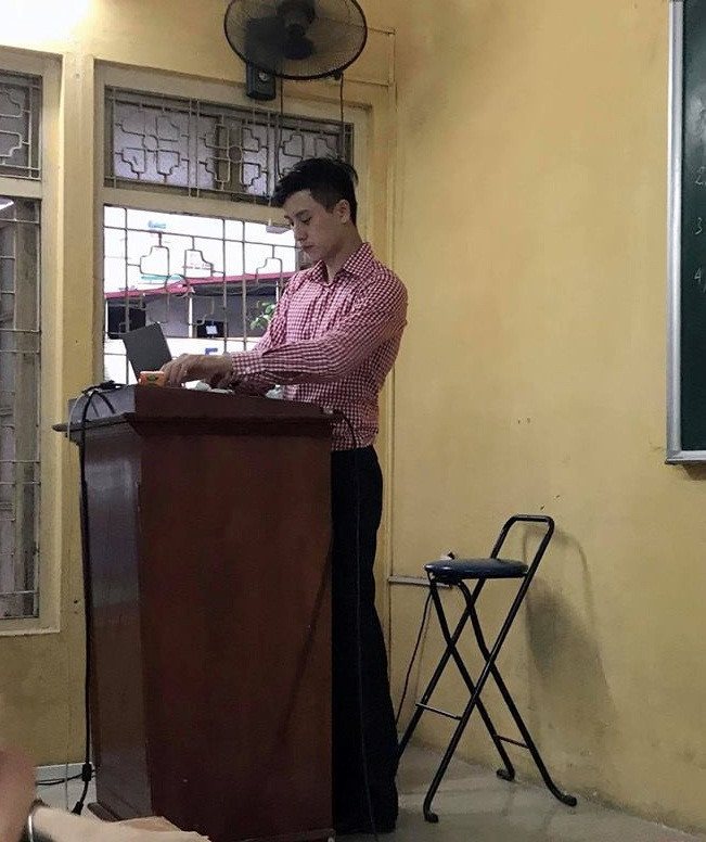 Ngô Quang Tuấn (28 tuổi) là giảng viên môn Nguyên lý kế toán và Kế toán quản trị tại Học viện Ngân hàng, Hà Nội. Ngày 12/5 vừa qua, sau khi bức ảnh chụp lén anh giảng bài được chia sẻ trên mạng, nam giảng viên nhanh chóng gây chú ý nhờ ngoại hình thư sinh, ưa nhìn. Ảnh: Vũ Linh.