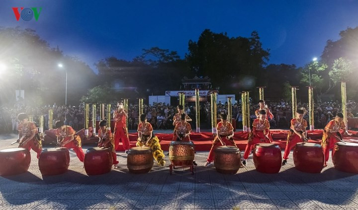  Thành phần tham dự là những đội lân trên địa bàn tỉnh Thừa Thiên - Huế và các tỉnh thành miền Trung như Đà Nẵng, Quảng Bình... Mở đầu cho ngày hội lân Huế là phần thi Mai hoa thung của 7 đội lân là Nguyên Chinh, Bạch Ngọc Đường,Khải Uy , Long Quyền,Phước Nguyên, Hoàng Kim và Tài Bảo.